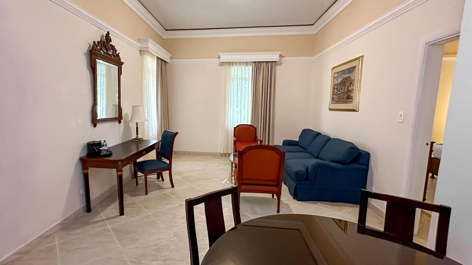 Hotel El Prado Barranquilla  Exteriör bild A living room in a suite at the hotel